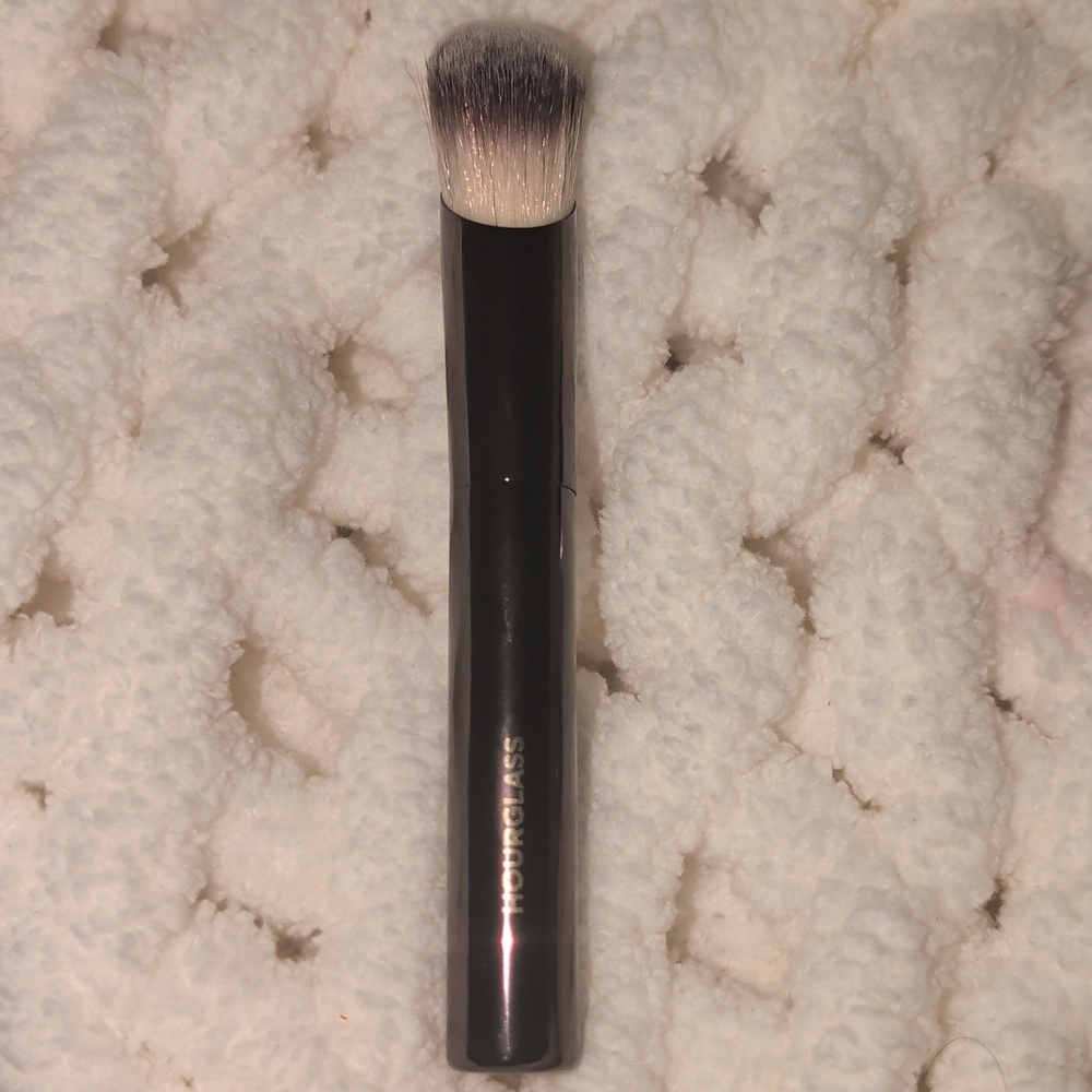 Hourglass Ambient Soft Glow Foundation Brush